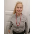 A nyaklánc Eszti nyakában.