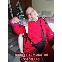Zsófi mosolyogva tartja a kezében a támogatói képeslapunk. Alatta pirossal a felirat: 5000 Ft támogatás - Köszönjük!