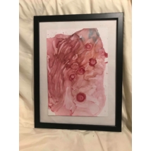 Téglalapalakú festmény, egyszerű, vékony, fekete keretben. A festményt fehér paszpartu veszi körül. A kép nonfiguratív, a színek játéka, rózsaszín alapszínnel. A rózsaszín foltban sötétebb rózsaszín árnyalattal egy medúza alakja fedezhető fel, mellette ki