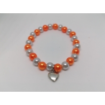 8 mm-es, ezüst-narancssárga, gömbalakú gyöngyökből fűzött karkötő, ezüstszínű szív medállal.