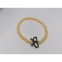 8 mm-es, citromsárga, gömbalakú gyöngyökből fűzött karkötő, bronzszínű masni medállal.