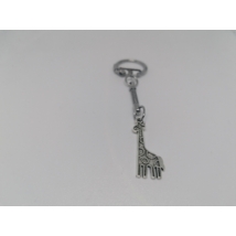 Ezüstszínű kulcskarikára fűzött kulcstartó zsiráf medállal.
