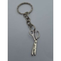 Ezüstszínű kulcskarikára fűzött kulcstartó olló medállal.