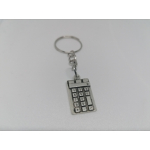 Ezüstszínű kulcskarikára fűzött kulcstartó számológép medállal.