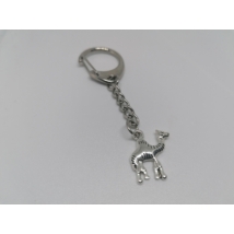 Ezüstszínű kulcskarikára fűzött kulcstartó teve medállal.