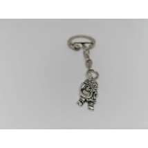 Ezüst kulcskarikára és rövid láncra fűzött, Mikulás alakú kulcstartó. A Télapó oldalról látszik, zsákkal a hátán.