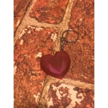Ezüst kulcskarikán ezüst lánc lóg, 3D szív  vörös színe van.