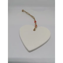 Csillogós fehér szívforma, raffia akasztóval és két piros gyönggyel. 