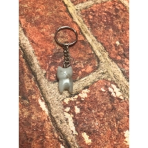 Ezüst kulcskarikán ezüst lánc lóg, fehér mini cica található rajta.