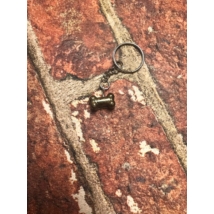 Ezüst kulcskarikán ezüst lánc lóg, barna csont található rajta.