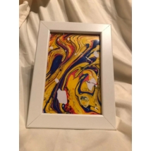 Fehér képkeretben fekvő állásban lévő festmény. Nonfiguratív, foltokból áll. Domináns része  Kék, sárga,  piros színekből álló festmény trombitára hasonlít.