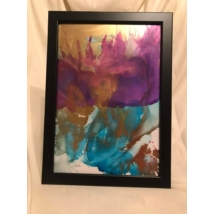 Téglalapalakú festmény, egyszerű, vékony, fekete keretben. A kép nonfiguratív, a színek játéka, arany kék és lila színei tűzre emlékeztettnek.
