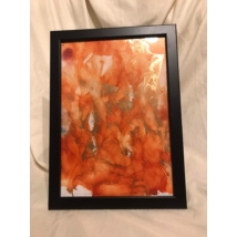 Téglalapalakú festmény, egyszerű, vékony, fekete keretben. A kép nonfiguratív, a színek játéka, teljes képen narancssárga szín látható benne egy kis arany sugarakat ábrázol.