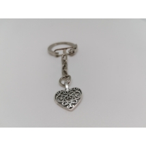 Ezüst kulcskarikára fűzött kulcstartó ezüstszínű mintás szíves medállal.