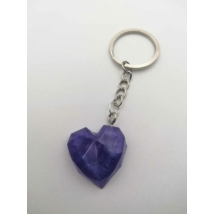 Ezüstszínű kulcskarikán lánc lóg, rajta kristályszerű szív lila színben.