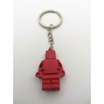 Ezüstszínű kulcskarikán lánc lóg, rajta piros legó figura található, kezei és lábai kitapinthatóak.