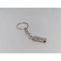 Ezüst kulcskarikára fűzött kulcstartó ezüstszínű gördeszkás medállal.