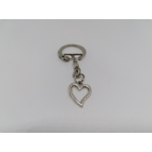 Ezüst kulcskarikára fűzött kulcstartó ezüstszínű szíves medállal.