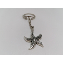 Ezüst kulcskarikára fűzött kulcstartó ezüstszínű tengeri csillagos medállal.