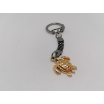 Ezüst kulcskarikára fűzött kulcstartó ezüstszínű arany teknősös  medállal.