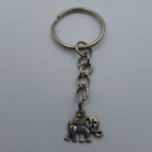 Ezüst kulcskarikára fűzött kulcstartó ezüstszínű elefántos medállal.