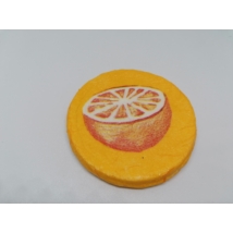 Köralakú citromsárga hűtőmágnes, rajta egy fél naranccsal.