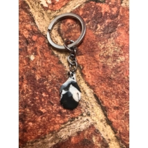 Ezüst kulcskarikán ezüst lánc lóg, fehér és fekete színű pingvin látható rajta kezei kitapinthatóak.