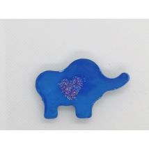 Elefánt  alakú,  kék  színű hűtőmágnes, rajta  szív alakban szórt zöld színű csillámpor