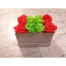 Dobozos rózsabox piros és zöld színű rózsákkal.