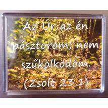 Téglalapalakú hűtőmágnes erdővel és bibliai igével: Az Úr az én pásztorom; nem szűkölködöm. (Zsolt 23,1)