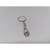 Ezüstszínű kulcskarikáról lánc lóg le, rajta ezüstszínű szívalakú lakat medál kulcslyukkal.