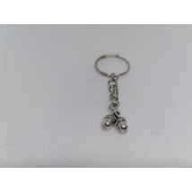 Ezüstszínű kulcskarikáról lánc lóg le, rajta ezüstszínű két kicsi makk medál.
