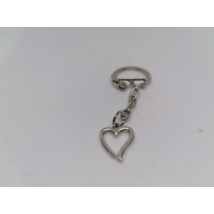 Ezüstszínű kulcskarikáról lánc lóg le, rajta ezüstszínű körvonalas szív medál.