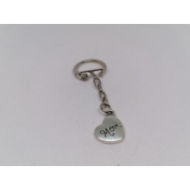 Ezüstszínű kulcskarikáról lánc lóg le, rajta ezüstszínű szívalakú medál, kézírással írt Mom felirattal.