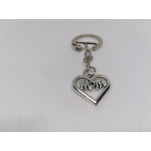 Ezüstszínű kulcskarikáról lánc lóg le, rajta ezüstszínű szívalakú medál. A medálnak kívül csak körvonala van, belül Mom felirat.