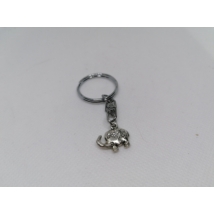 Ezüstszínű kulcskarikáról lánc lóg le, rajta ezüstszínű elefánt medál.