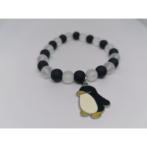 8 miliméteres, felváltva matt fekete és matt fehér üveggyöngyből fűzött karkötő középen lelógó pingvin medállal.