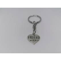 Ezüstszínű kulcskarikára rögzített láncról lelógó ezüstszínű szívalakú medál friend felirattal és EKG vonallal.