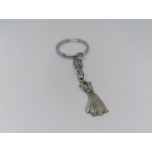 Ezüstszínű kulcskarikára rögzített láncról lelógó ezüstszínű, lebegő szoknyájú női ruha övvel, csinos felsőrésszel.
