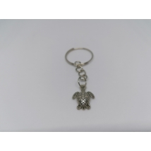 Ezüstszínű kulcskarikára rögzített láncról lelógó ezüstszínű teknős kulcstartó.