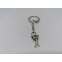 Ezüstszínű kulcskarikára rögzített láncról lelógó ezüstszínű fésűs kulcstartó. Egy kefe és egy fésű van egymással keresztben.