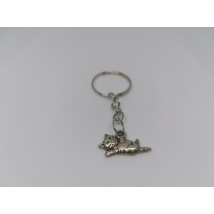Ezüstszínű kulcskarikára rögzített láncról lelógó ezüstszínű fekvő, nyújtózó macska kulcstartó.