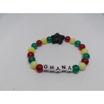 Zöld roppantott, sárga márványos és piros roppantott üveggyöngyből fűzött karkötő, egyik felén betűgyöngyökből Ghana felirattal, a másikon egy fekete lávakő csillaggal.