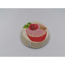 Muffinalakú hűtőmágnes, fehér alapon rózsaszín muffinnal. A papírja piros alapon fehér pettyes, a díszítése rózsaszín kacskaringó, pink rózsa és sárga-fekete lepke.