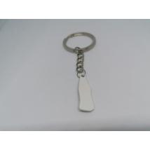 Ezüstszínű kulcskarikáról lánc lóg le, rajta a kulcstartó: fehérszínű palack.