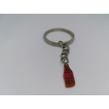 Ezüstszínű kulcskarikáról lánc lóg le, rajta a kulcstartó: barna üveges kóla piros címkével és kupakkal.