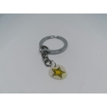 Ezüstszínű kulcskarikáról lánc lóg le, rajta a kulcstartó: halványsárga alapon sárga, ötágú csillag.