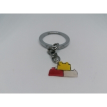 Ezüstszínű kulcskarikáról lánc lóg le, rajta a kulcstartó: egymásra épített legókockák, lent egy piros és egy fehér, a tetején egy sárga.