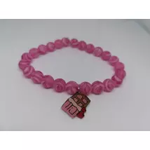 Rózsaszín, márványos gyöngyökből fűzött karkötő egyedi, rajzolt medállal, ami egy tábla rózsaszín papíros csokit ábrázol szívekkel.