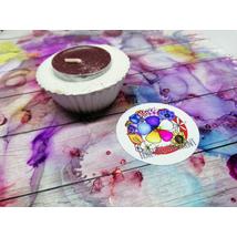 Muffinforma alakú gipsz gyertyatartó, középen bordó, csillogós mécsessel.